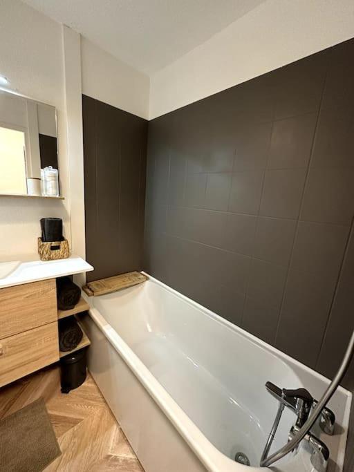 Appartement Cosy Avec Balcon Et Piscine เบอซองซง ภายนอก รูปภาพ